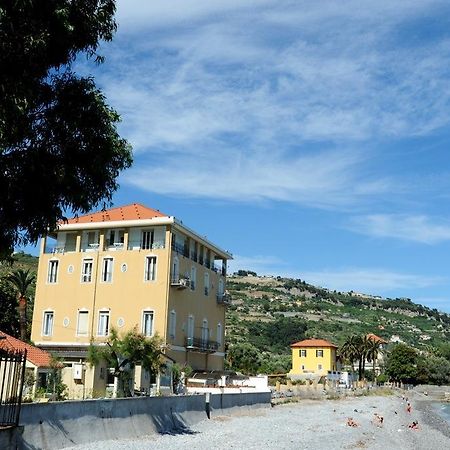 Holiday'S Beach Aparthotel Вентимиля Екстериор снимка