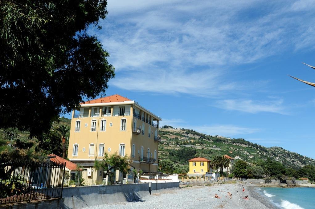 Holiday'S Beach Aparthotel Вентимиля Екстериор снимка