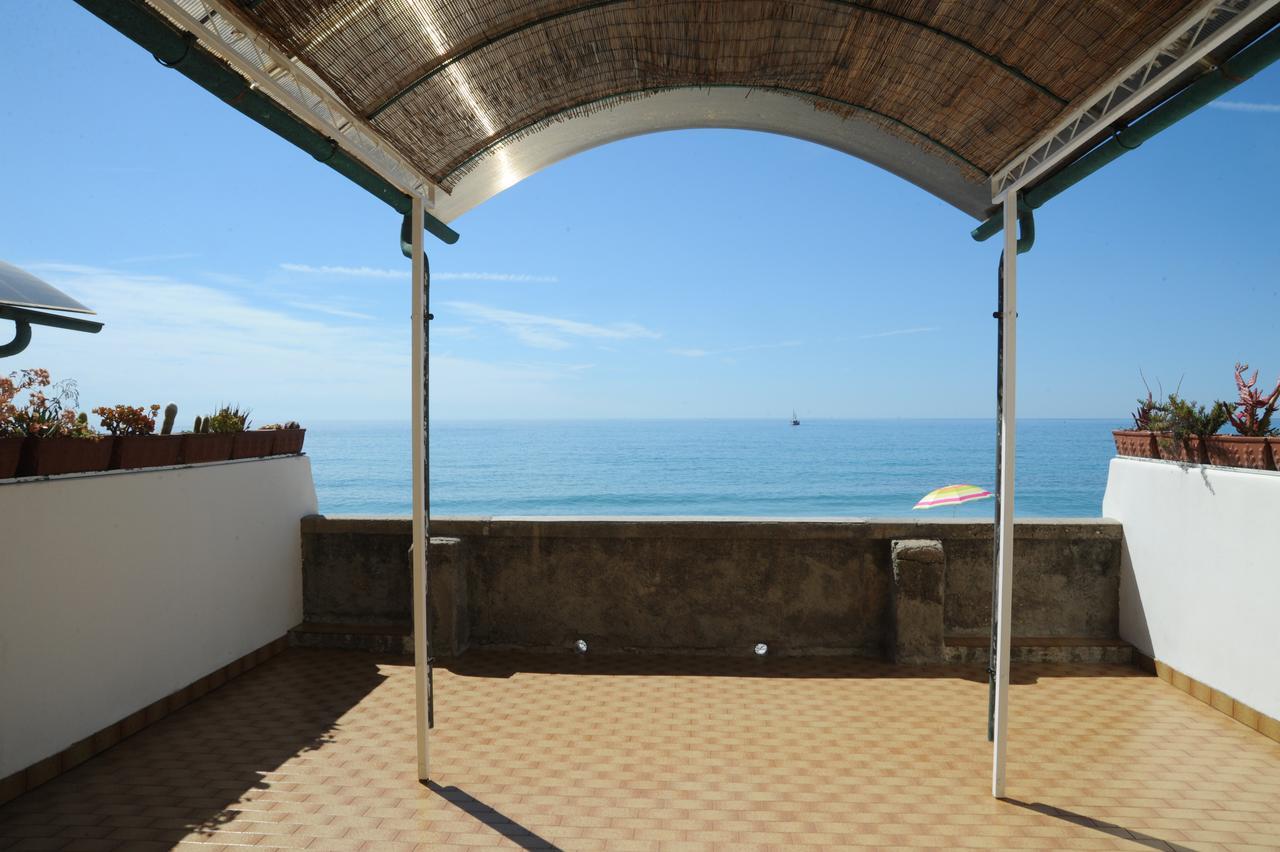 Holiday'S Beach Aparthotel Вентимиля Екстериор снимка
