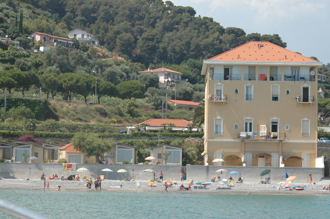 Holiday'S Beach Aparthotel Вентимиля Екстериор снимка